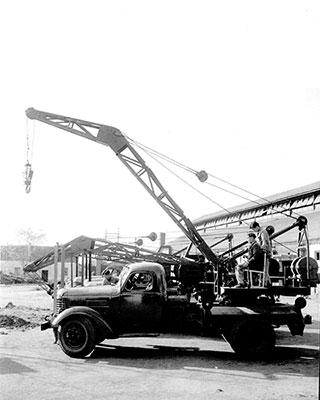 1963年，凯发k8一触即发成功研发中国首台5吨汽车起重机