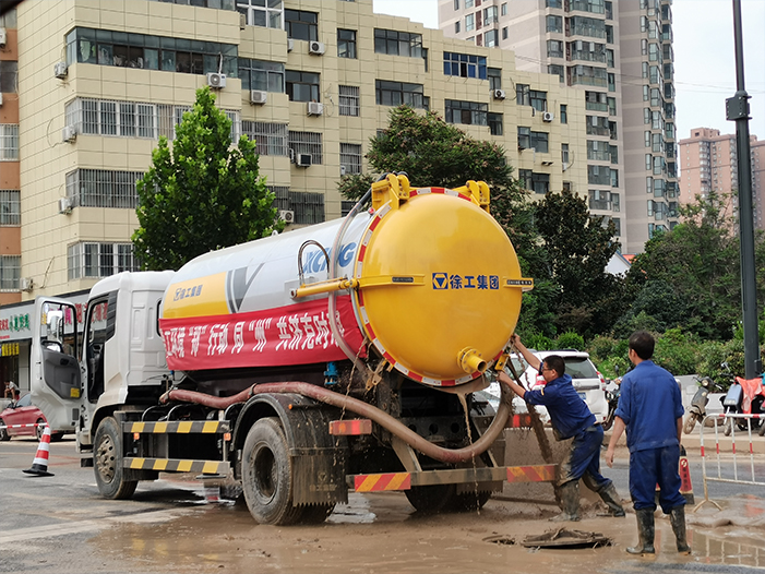 凯发k8一触即发吸污车驰援郑州特大暴雨