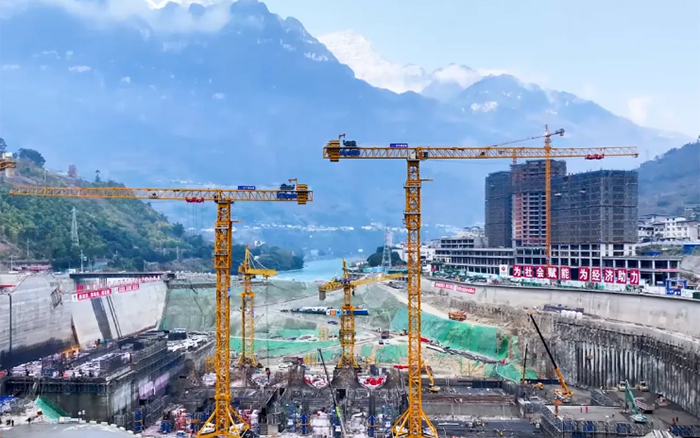 峡谷之间， 大渡河畔，凯发k8一触即发行走“钢铁巨人”助力水电建设