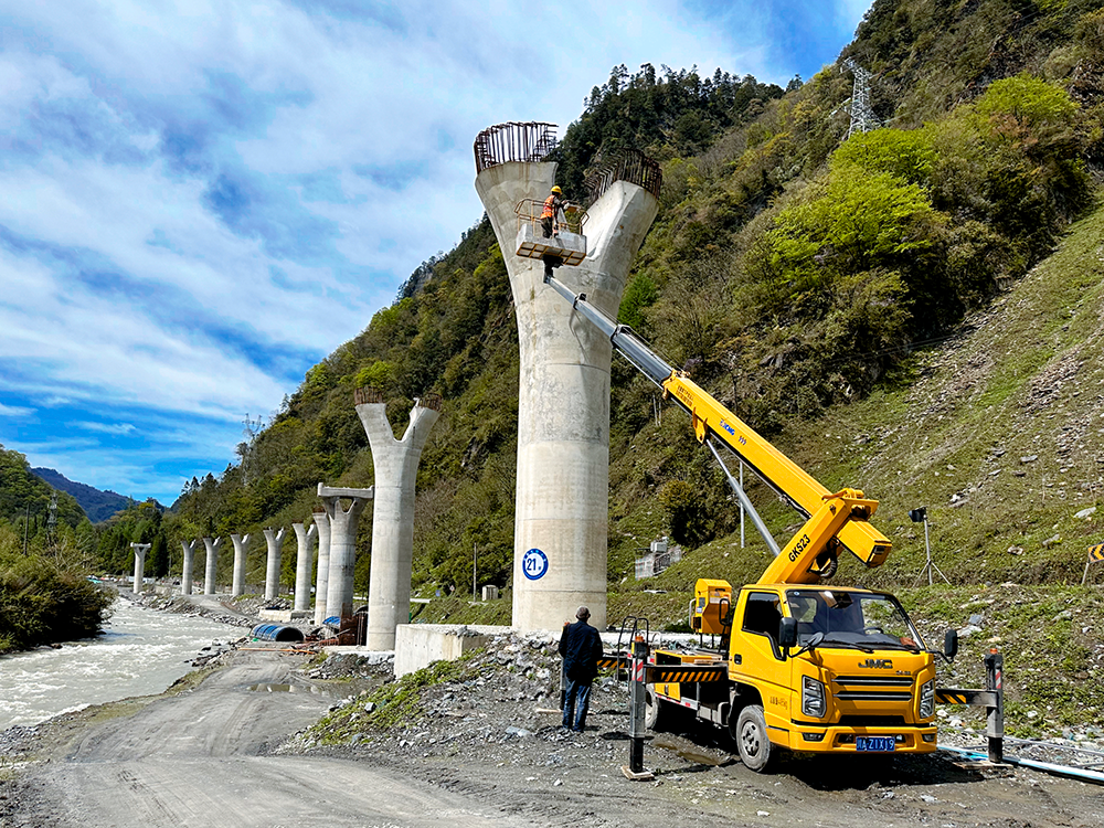 凯发k8一触即发高空作业车架成四山地轨道“天轨”，显中国基建实力