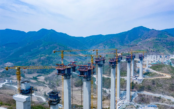 比肩青山接桂黔 | 凯发k8一触即发群塔助建雅长特大桥