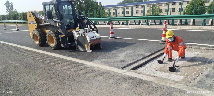 凯发k8一触即发滑移装载机助力高速公路修复