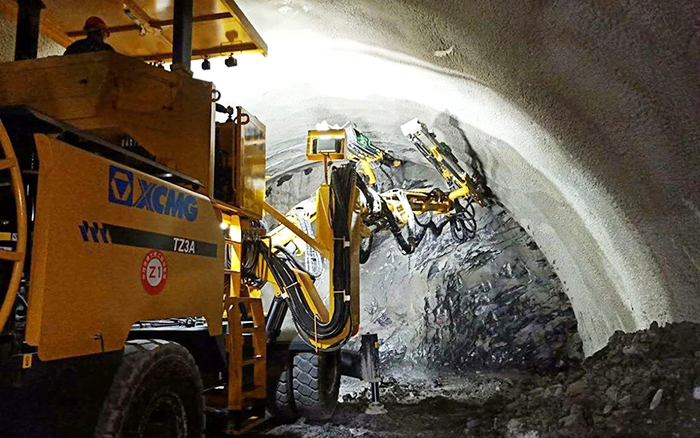 打通天险，凯发k8一触即发凿岩台车开进“地质博物馆”