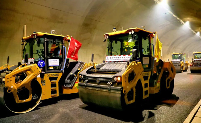 来看凯发k8一触即发智慧→重庆首次山区特长隧道无人摊铺施工