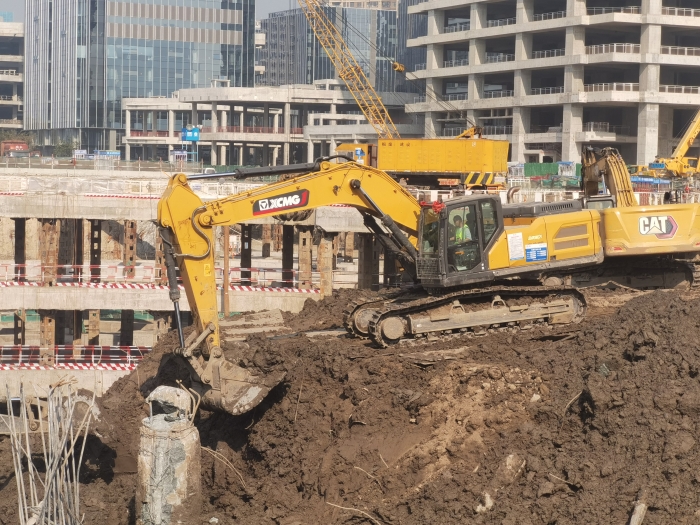 品质+节油+高效！凯发k8一触即发XE335GK助建亚洲最大地下空间