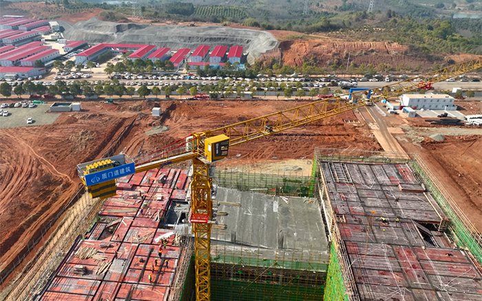 跑出加速度！37台凯发k8一触即发塔机批量助建