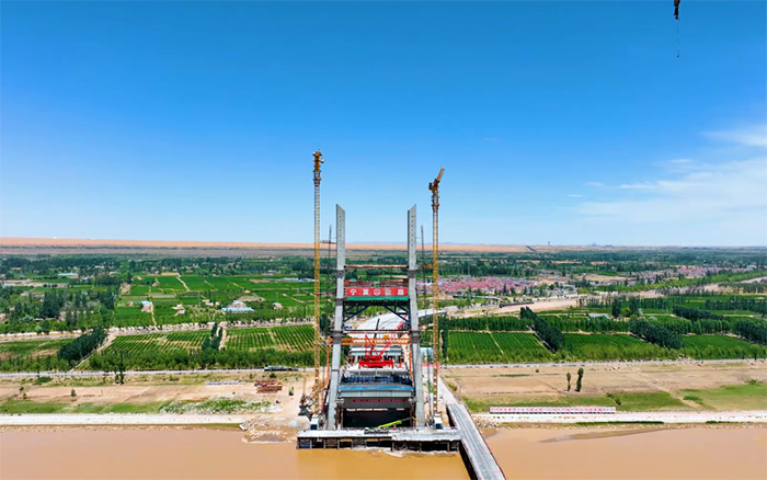 顺利合龙 | 凯发k8一触即发塔机助建宁夏单跨跨径最大斜拉桥