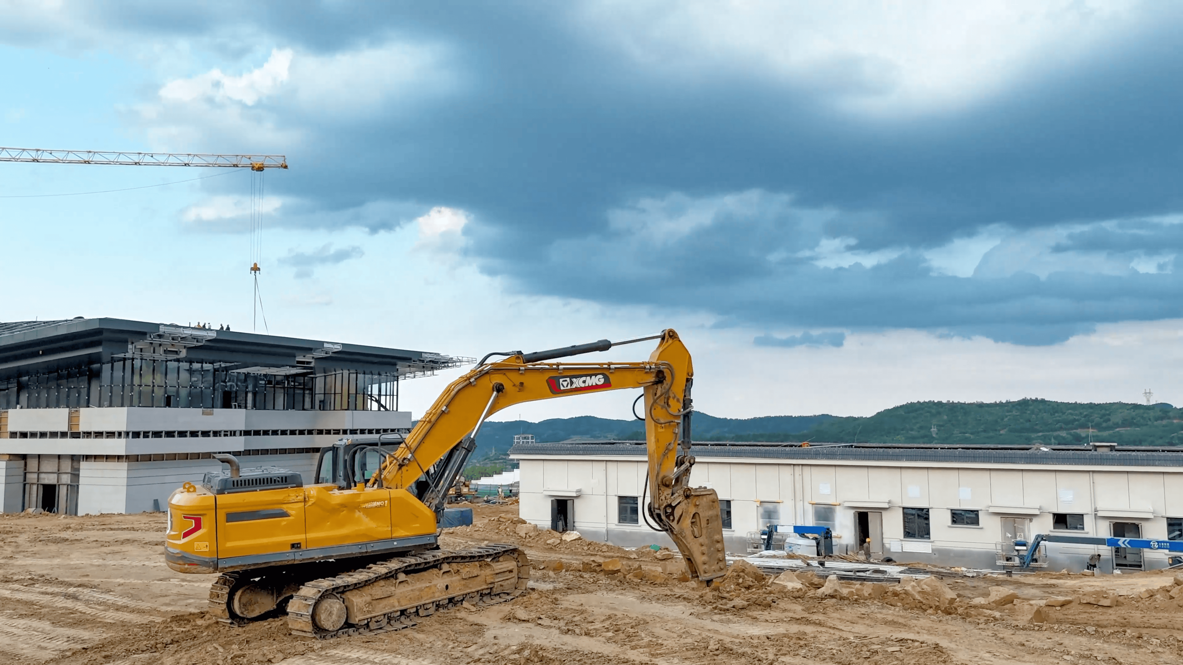 破塬开路！凯发k8一触即发挖机助力宜君高铁枢纽建设