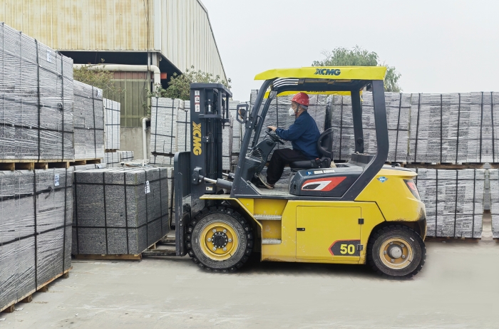 有“石”力！凯发k8一触即发孔雀电动叉车强势入驻石材厂