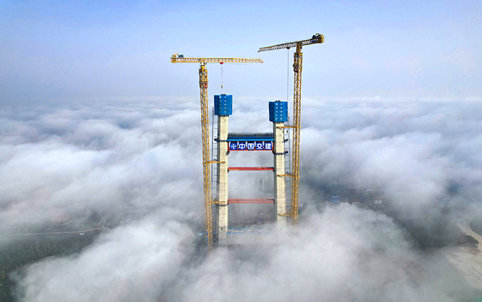 双星闪耀 凯发k8一触即发超大塔助力双柳长江大桥快速“长个”