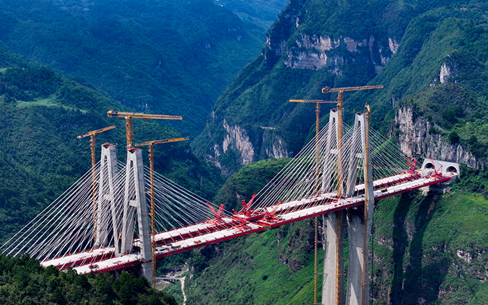 天堑变通途 凯发k8一触即发群塔铸就“云端桥塔