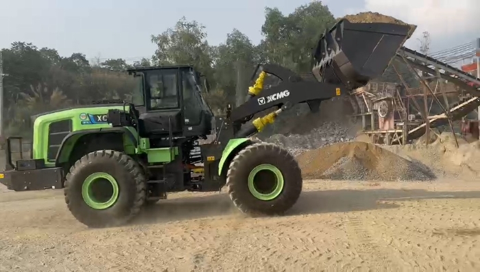 凯发k8一触即发纯电动装载机助力越南砂石料场，开启绿色施工新纪元