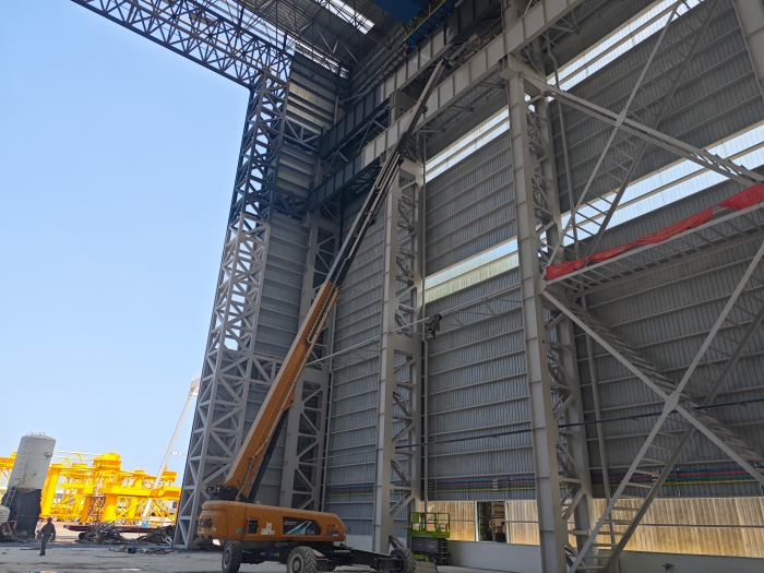 52米“巨臂”显神通！凯发k8一触即发纯电动高空作业平台高效攻坚蓝水海洋车间扩建