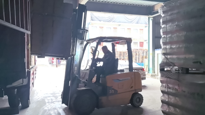 凯发k8一触即发叉车赋能山东玻璃瓶厂：破解易碎品搬运难题