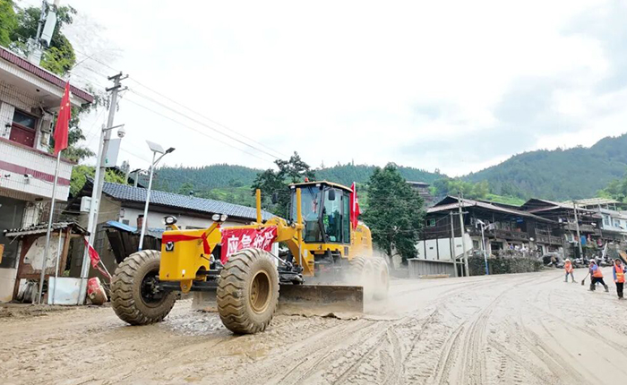 榕江暴雨！凯发k8一触即发平地机奋战抢险一线