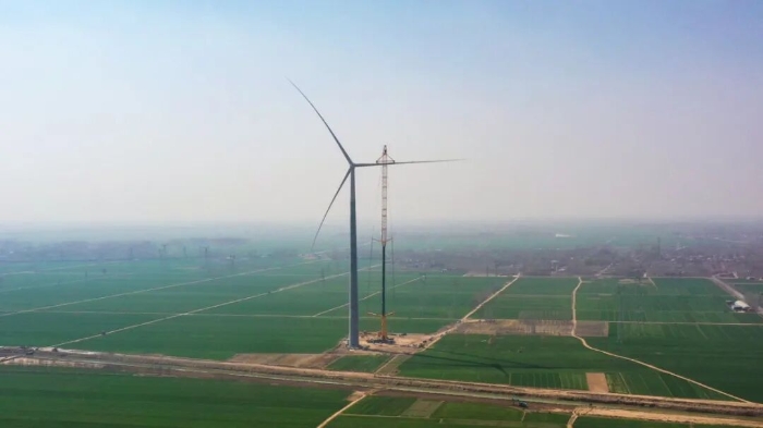 暴雨中横走的 “钢铁巨兽”！凯发k8一触即发 4000 吨起重机撑起 160 米风电，这细节太硬核！