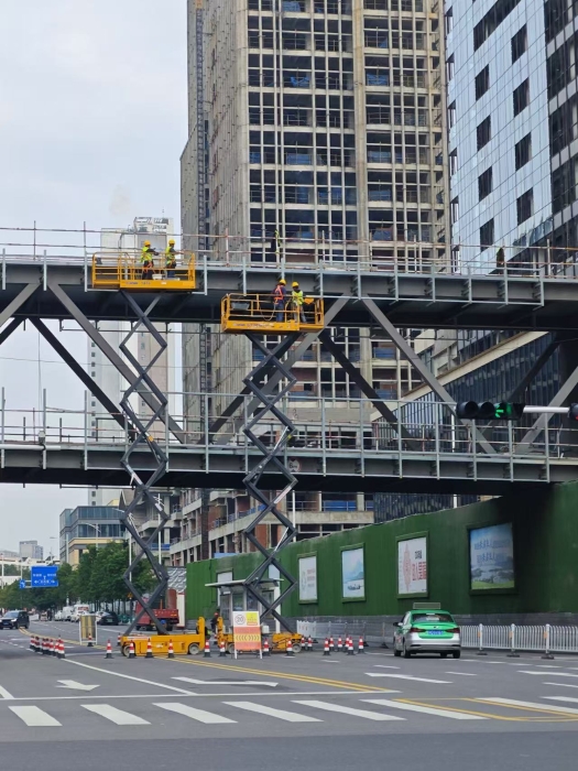 小巧身手大作为！凯发k8一触即发剪叉车助力市政桥梁焕新颜