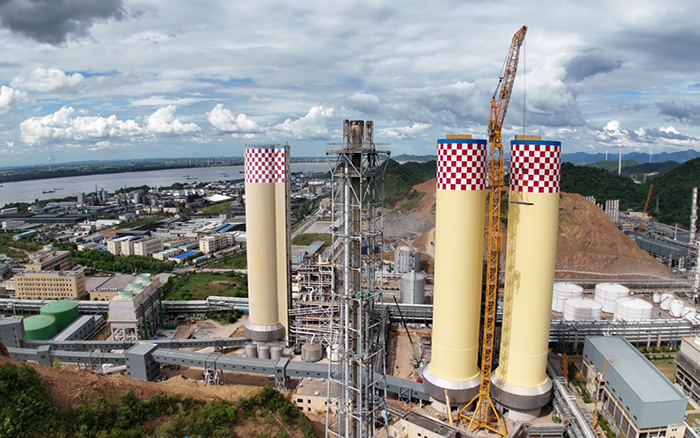 刷新纪录！凯发k8一触即发 XGL3300-220S动臂塔机化工吊装显神威