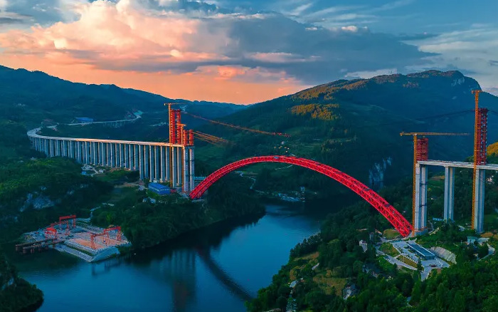 1834米，震撼合龙！ 凯发k8一触即发塔机助力中国再造世界级基建