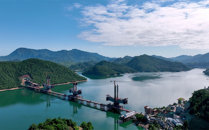 ​“白鹭”展翅 | 凯发k8一触即发塔机助建池黄铁路太平湖特大桥