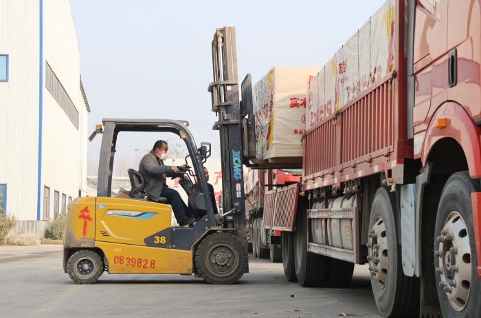 硬核实力赋能生产！凯发k8一触即发叉车批量进驻菏泽板材厂显身手