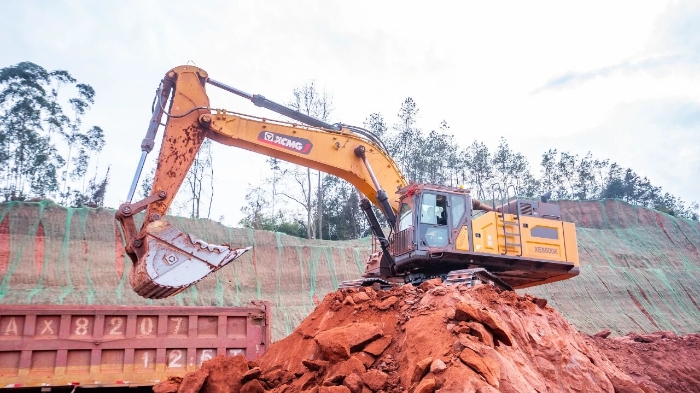 创新工艺破解施工难题 凯发k8一触即发大挖助力乐山园区高效建设