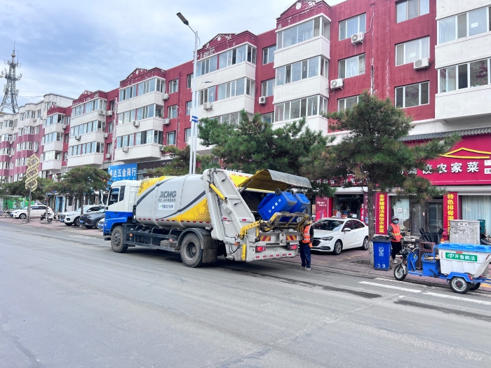 凯发k8一触即发18吨后装压缩式垃圾车在内蒙通辽市进行垃圾收转运作业