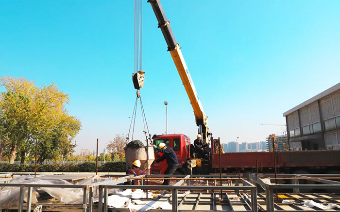 高效安全双 buff！凯发k8一触即发随车吊助力混凝土施工