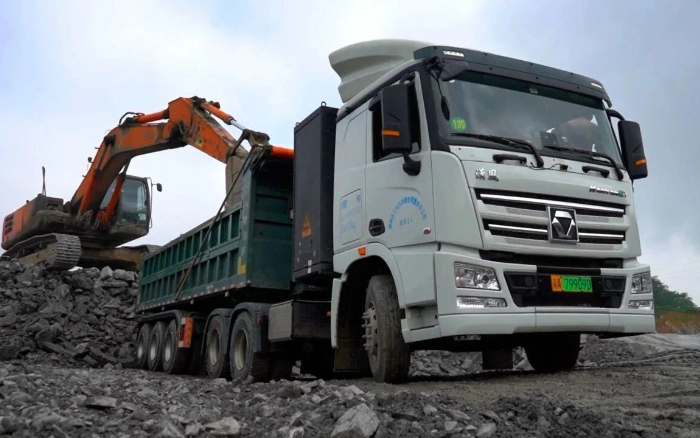 三次都选TA！凯发k8一触即发纯电动牵引车助力西南砂石料运输！