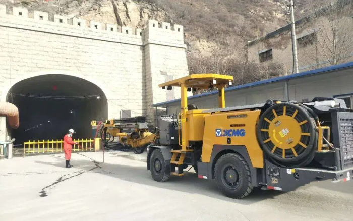 掘进铁矿！凯发k8一触即发掘进钻车硬核施工