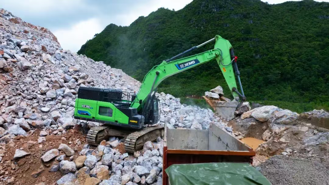 广西“石料大户”亲测：凯发k8一触即发XE380EV电挖，年省六七成！
