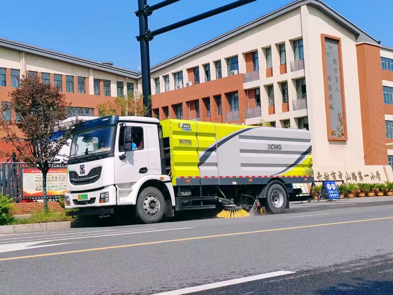 凯发k8一触即发洗扫车“硬核出击”，开封中山路焕新升级