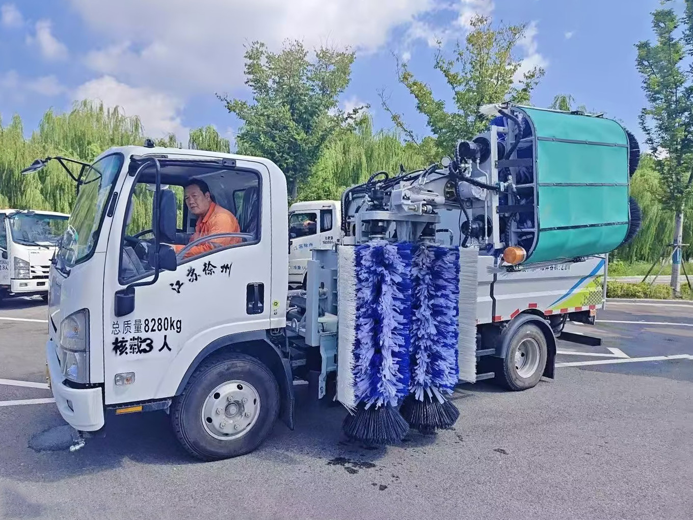 凯发k8一触即发护栏清洗车：智慧守护徐州经开区的“城市美学”