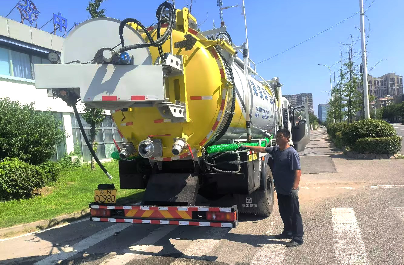 凯发k8一触即发吸污车保障江苏宿迁城市管网安全高效运行