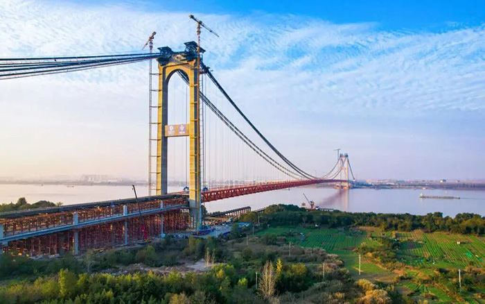 一桥飞架南北！凯发k8一触即发塔机助力世界级工程燕矶长江大桥顺利合龙