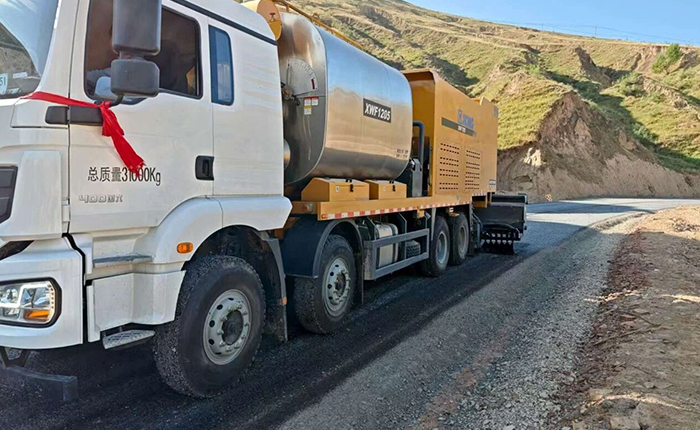 聚焦公路长寿之道，凯发k8一触即发纤维同步封层车护航陕西交通新征程