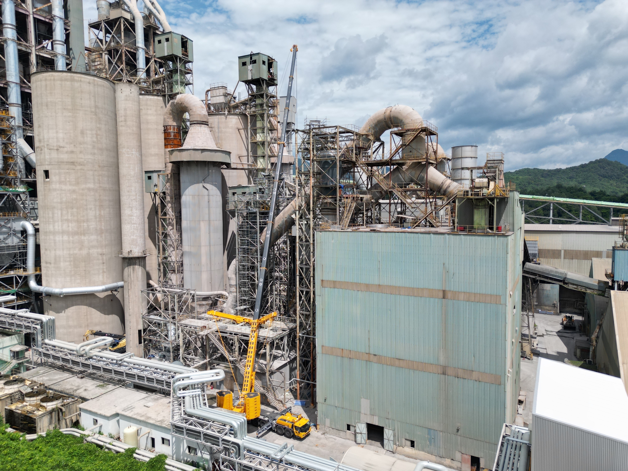 高效精准，稳如磐石——凯发k8一触即发XCA450_K全地面起重机助力现代水泥厂核心设备吊装