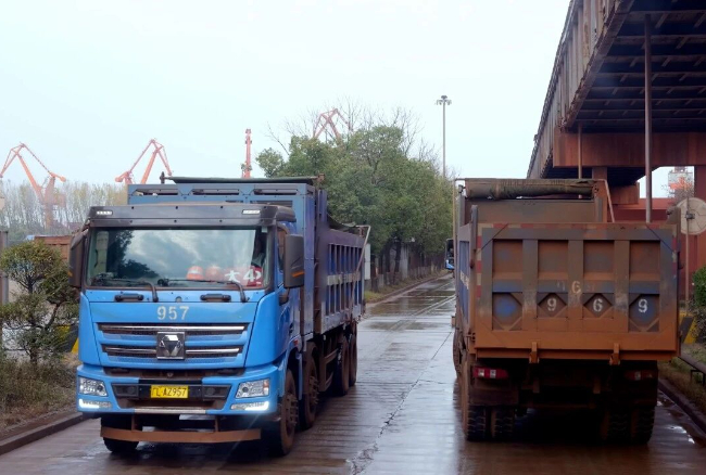 大港焕新！凯发k8一触即发新能源自卸车助力港口物流绿色转型