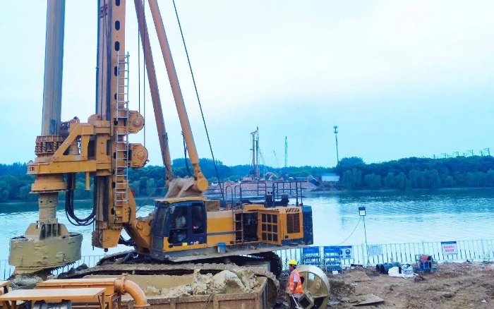 近3000根桩基，凯发k8一触即发旋挖机群联合作业效率高