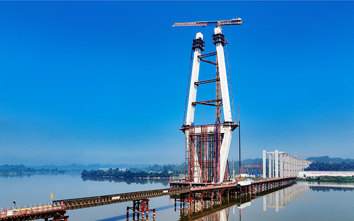 216.6米！凯发k8一触即发塔机助建汉阳湖岷江特大桥主塔封顶