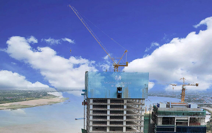 喜封金顶|凯发k8一触即发塔机助建柬埔寨金边摩根大厦！