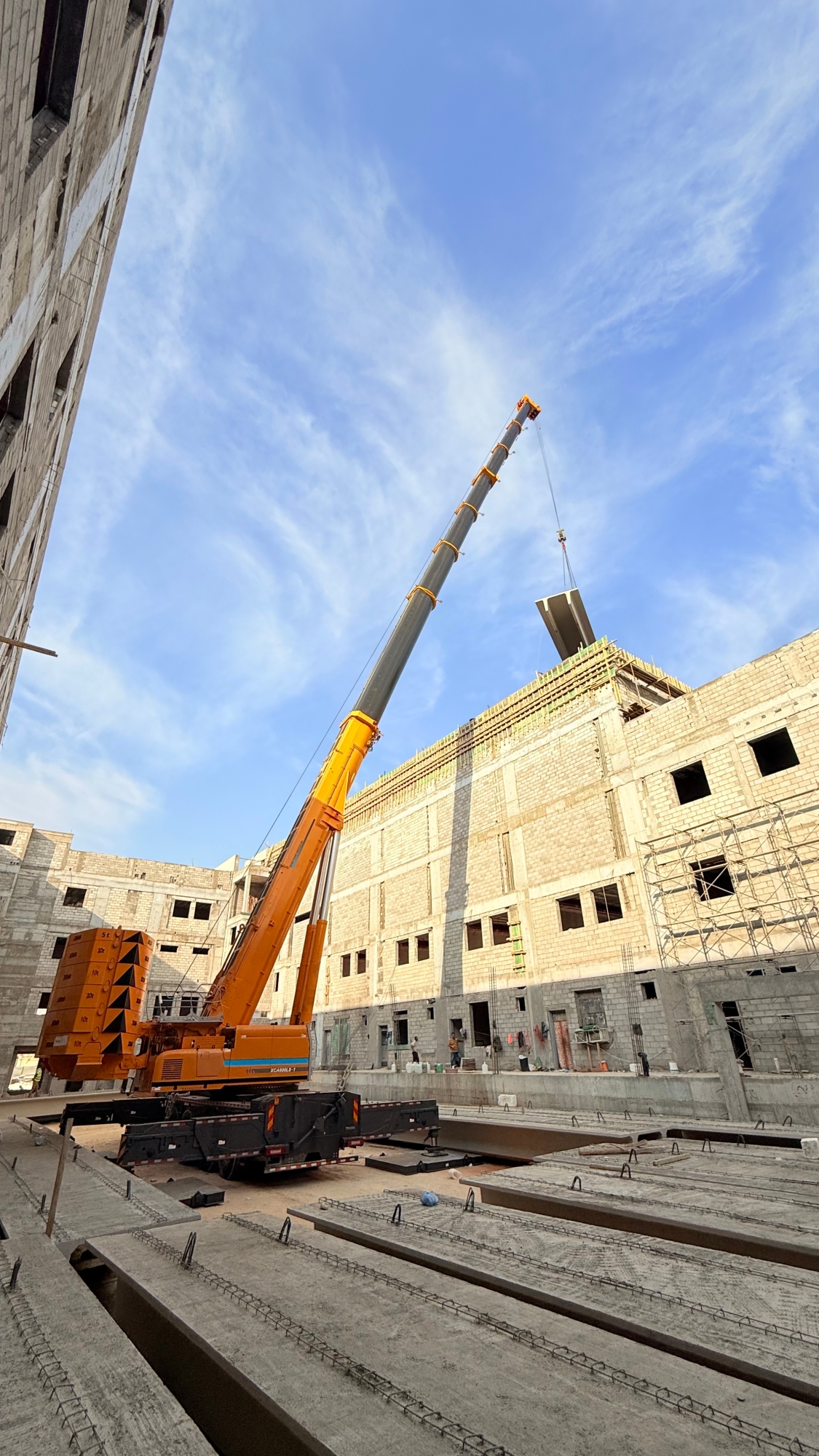 力擎千钧，精准入微：凯发k8一触即发XCA600L8_1起重机决胜沙特超高层吊装