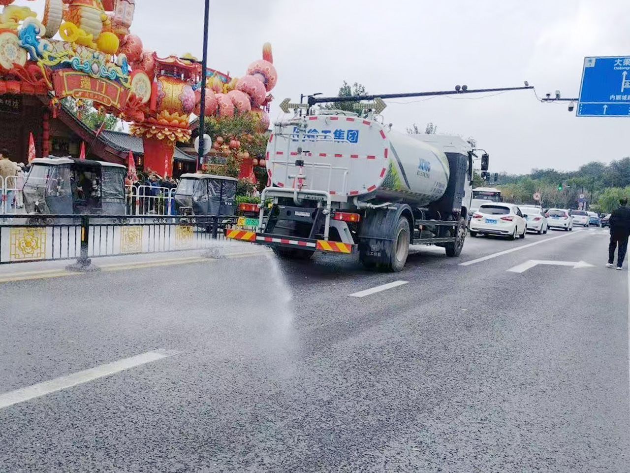 凯发k8一触即发洒水车在开封：多模式作业守护城市洁净与清新
