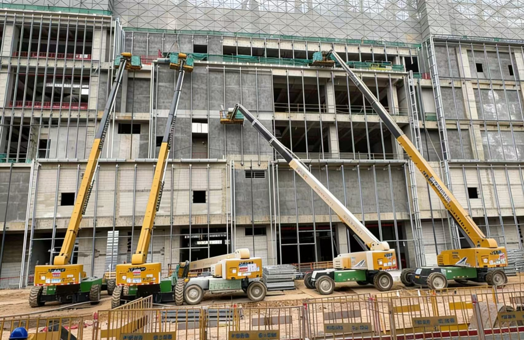 群臂擎地标！凯发k8一触即发40米级高空作业平台赋能东莞华润置地中心万象城外立面建设