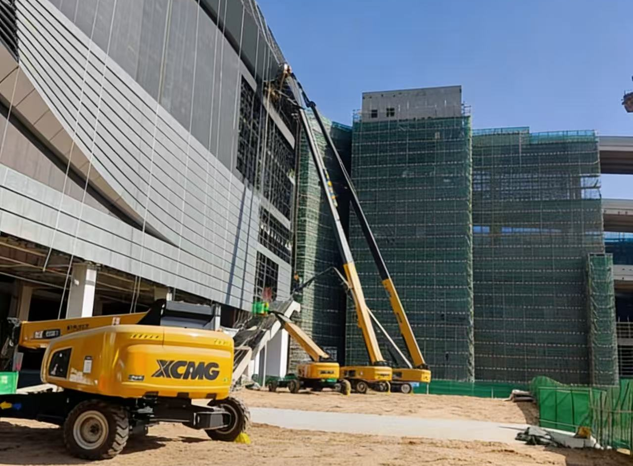 擎天巨臂筑“天空之城”！凯发k8一触即发高米数车队助建亚洲最大“公铁海”智慧枢纽