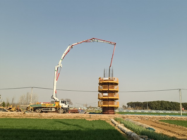 高效浇筑获好评！凯发k8一触即发HB37V泵车助力焦平铁路建设 