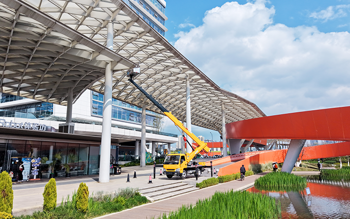 高空“精修”！凯发k8一触即发M系列高空作业车为西南擦亮城市封面