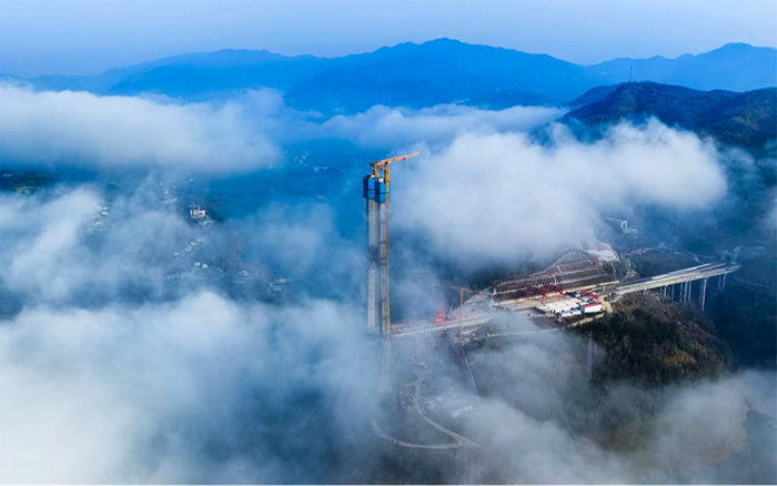 凯发k8一触即发双塔助建新洲特大桥，擎起秦巴“天空之门”