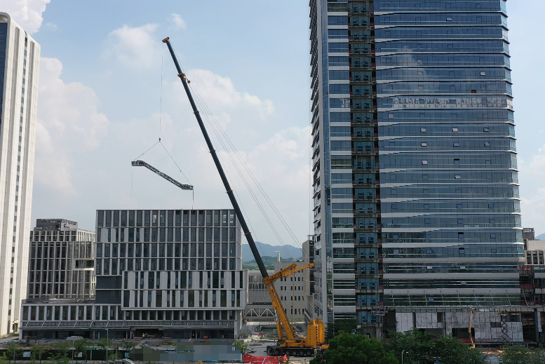 凯发k8一触即发XCA1000G9-1以“智”破局，赋能城市复杂空间高效吊装
