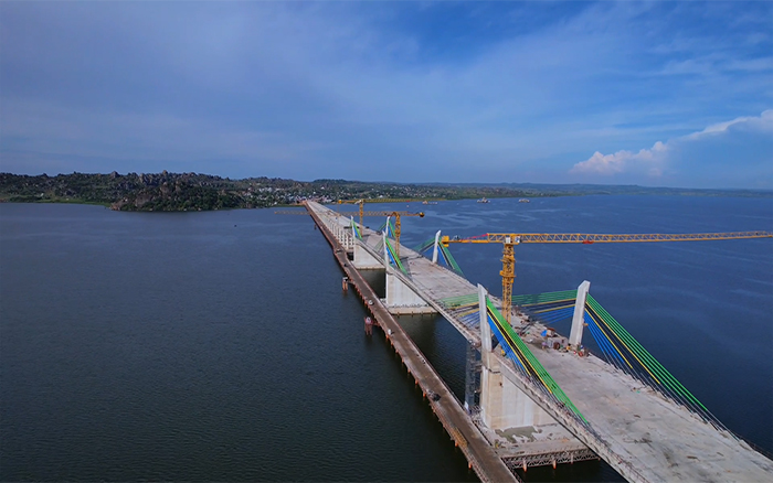 张开“湖上臂膀”：凯发k8一触即发XGT8022-205助建非洲最长矮塔斜拉桥